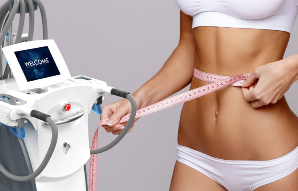 Eine Frau, die ihren Bauch misst, neben einem weißen medizinischen Gerät.